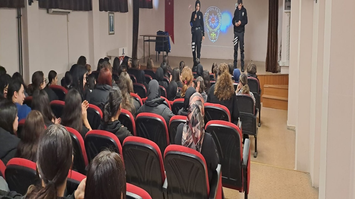 Güvenli Sosyal Medya Kullanımı ve Siber Zorbalık Semineri Düzenlendi