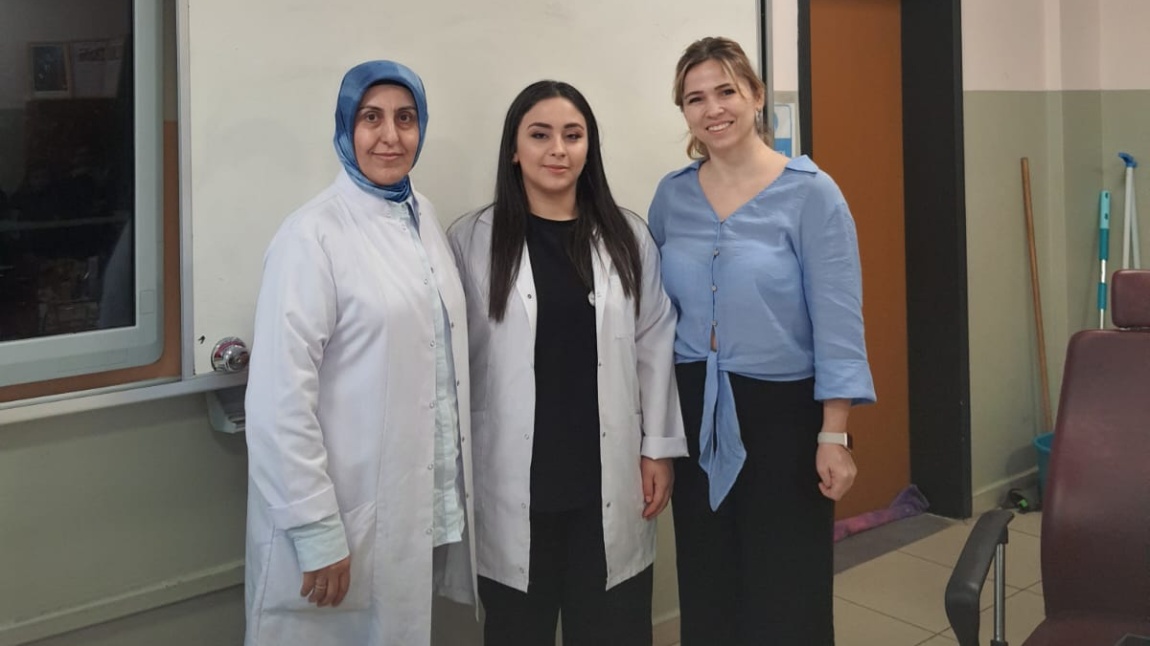Sinama ve Dizi Sektörunde Çalışan Makyöz Dilara Sert tarafından Makyaj Semineri Verilmiştir.