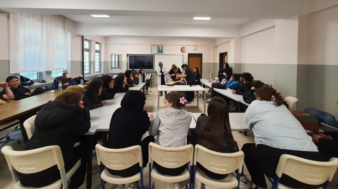 Okulumuzda Makyöz Dilara Sert Tarafından Kirpik Lifting Yapımı Semineri Verilmiştir. 
